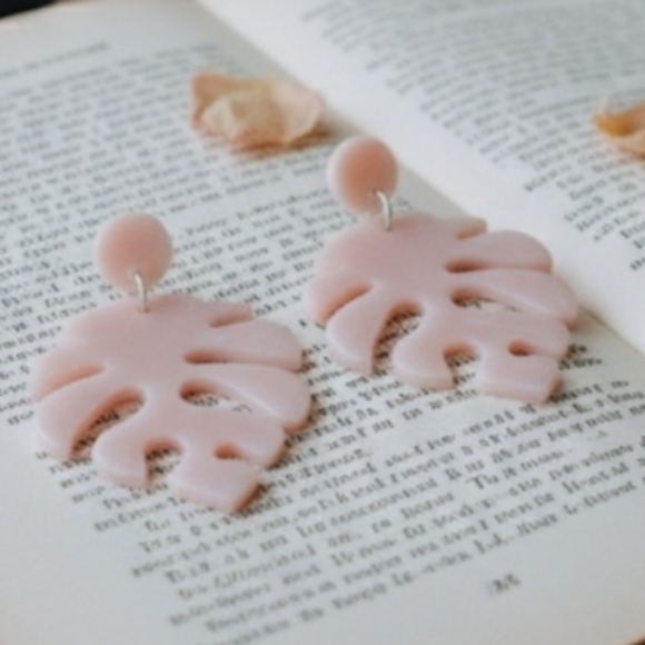 Pale Pink Monstera Leaf Earrings, Marbled Acrylic Dangle Earrings. 6 Cm - Picture 5 of 8